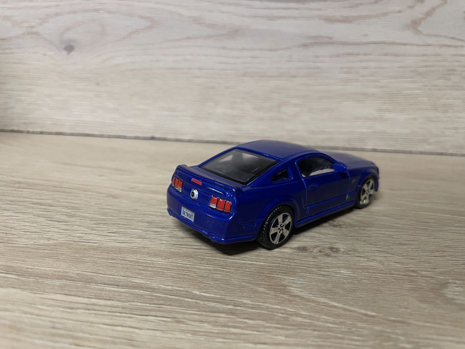Kinsmart 2006 Ford Mustang GT 1:43