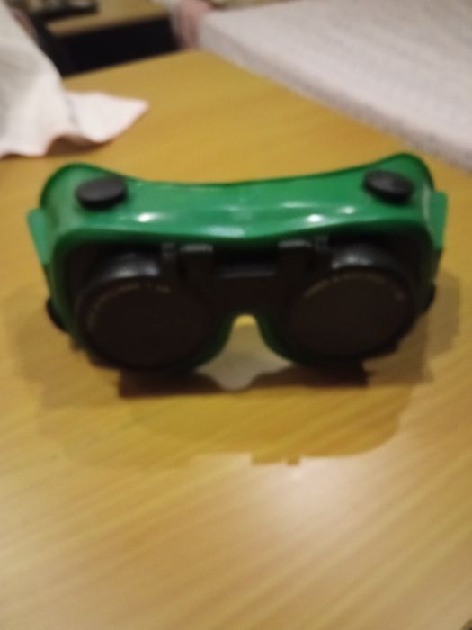 Pistola de cola quente nova e óculos de proteção