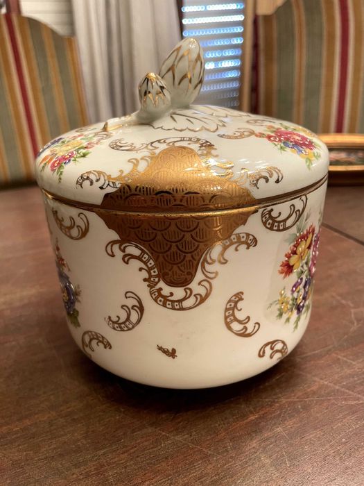 Pote Antigo em Porcelana com Tampa e Decoração Floral Dourada