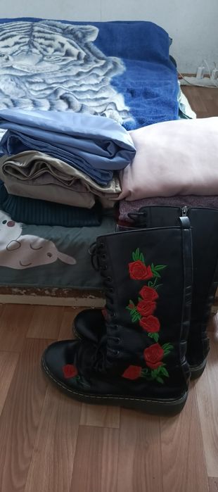 Лот жіночого одягу