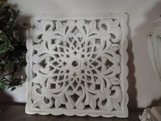 Placa Grande Ornamentada em Madeira