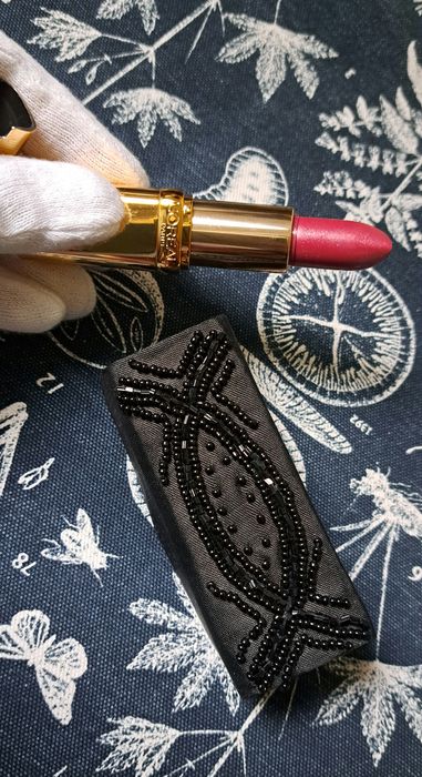 Vintage etui na pomadkę z lusterkiem czarne z koralikami w stylu Art Deco