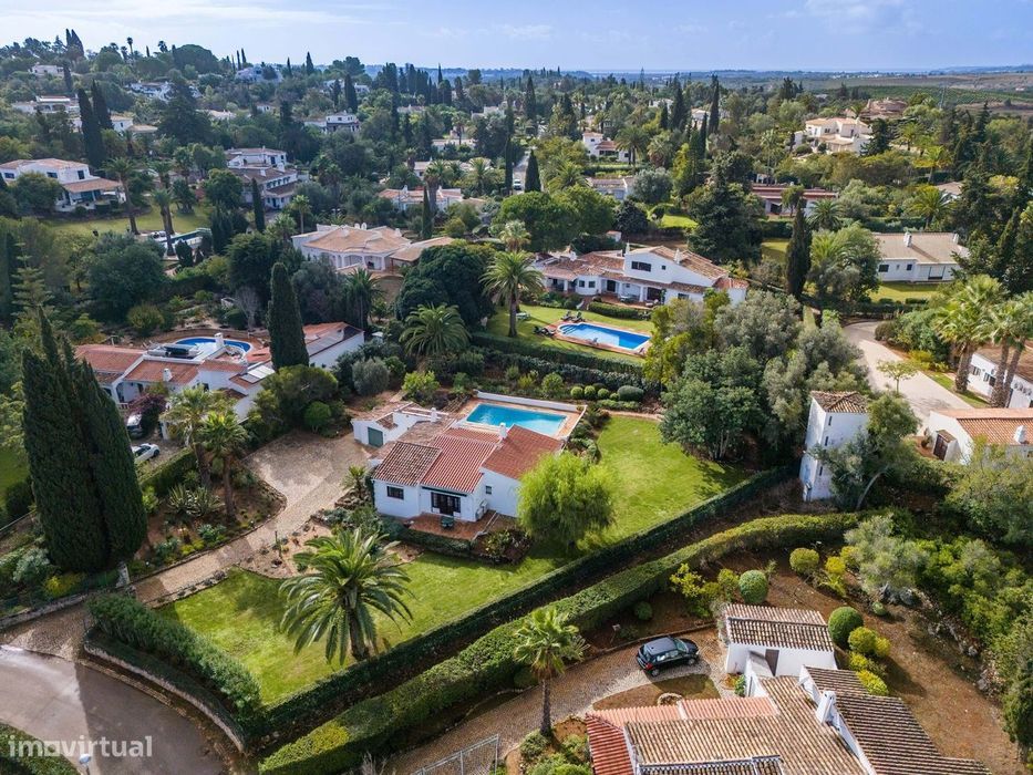 Uma Rara Oportunidade de Duas Villas com Piscinas Privadas e Vistas pa