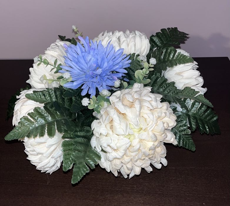 Diy kompozycja ze sztucznych kwiatów