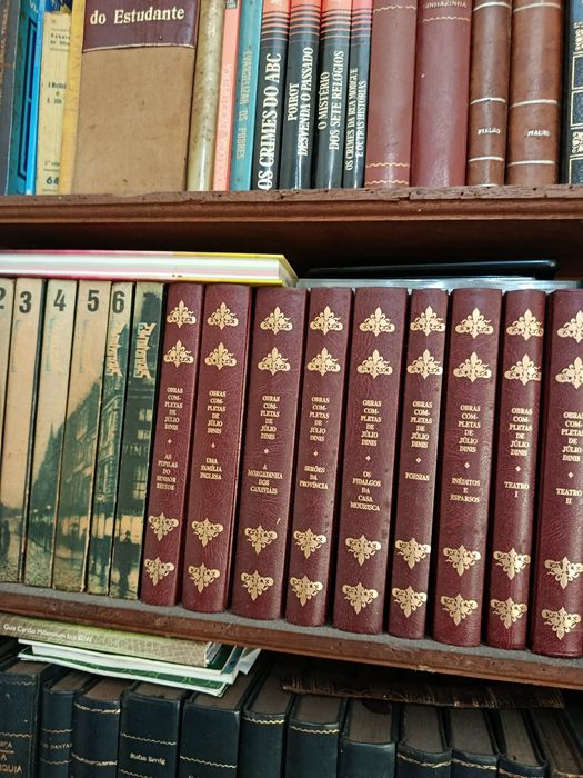 Algumas coleções completas e incompletas de livros com bastantes anos