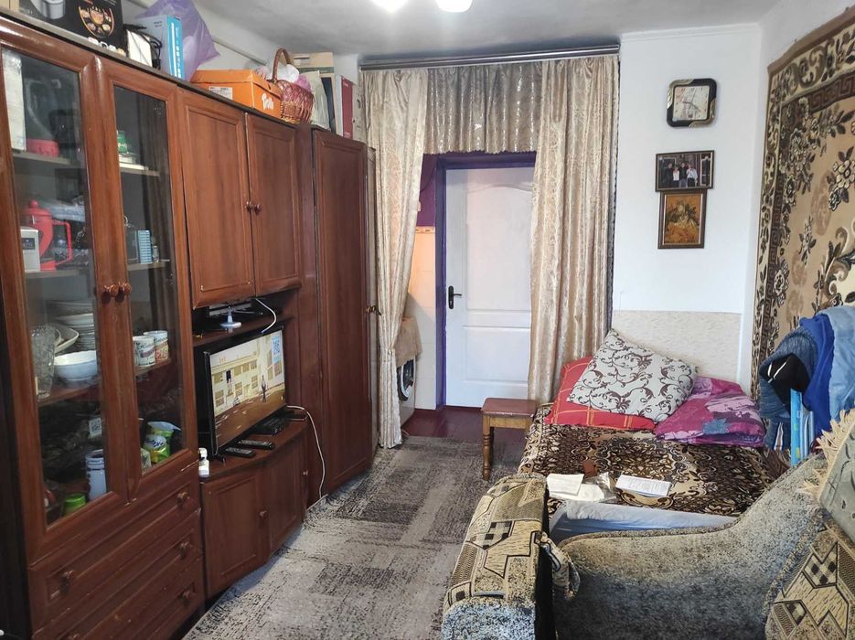 Велика кімната 16м2, з умивальником на Антонова.