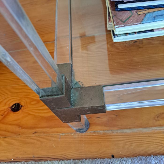 Mesa de apoio em acrílico e vidro