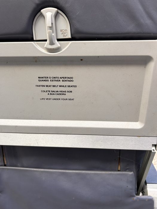 Cadeira de aviao tripla de classe economica Airbus A319 da tap