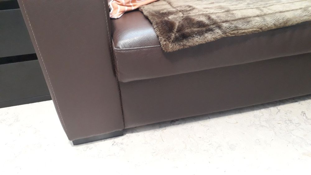 Sofá de 2 lugares em pele sintética