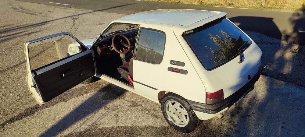 Peogeot 205 xad turbo de livrete.
 motor e kilometros originais. 
Bancos GTI
volante GTI
Carro fiável e muito econômico.