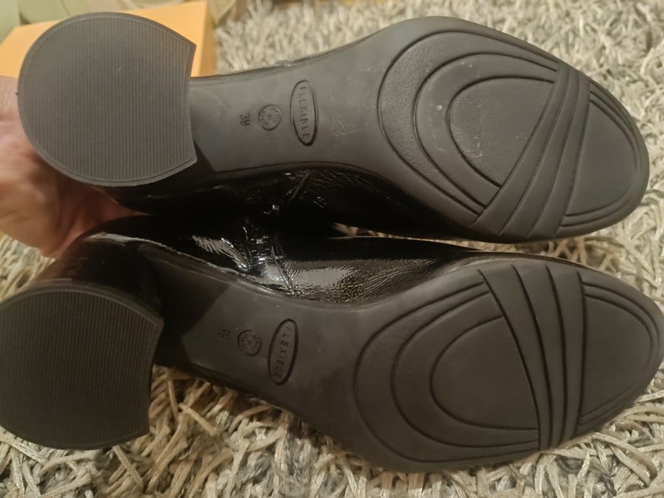 Botins em pele/ verniz  tam.39