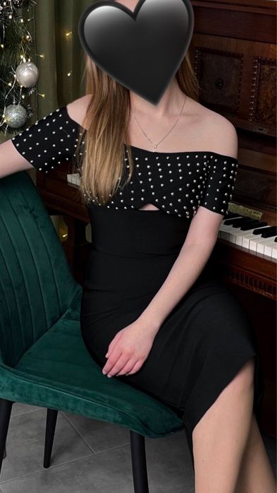 Елегантна чорна сукня з відкритими плечима та срібними заклепками