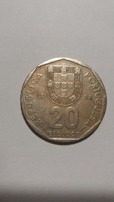 Moedas de 20 e 50 escudos