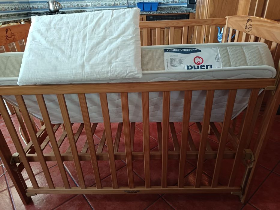 Berço de bebê em madeira