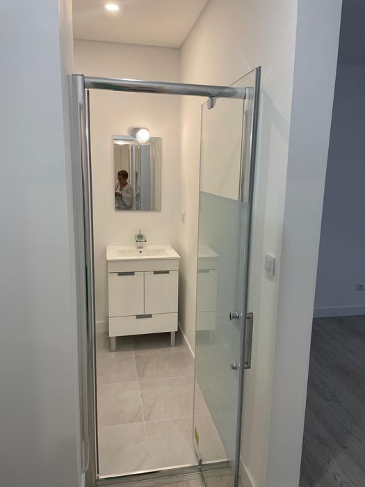 Suíte moderna com casa de banho privada e varanda no centro de Setúbal (sem internet)