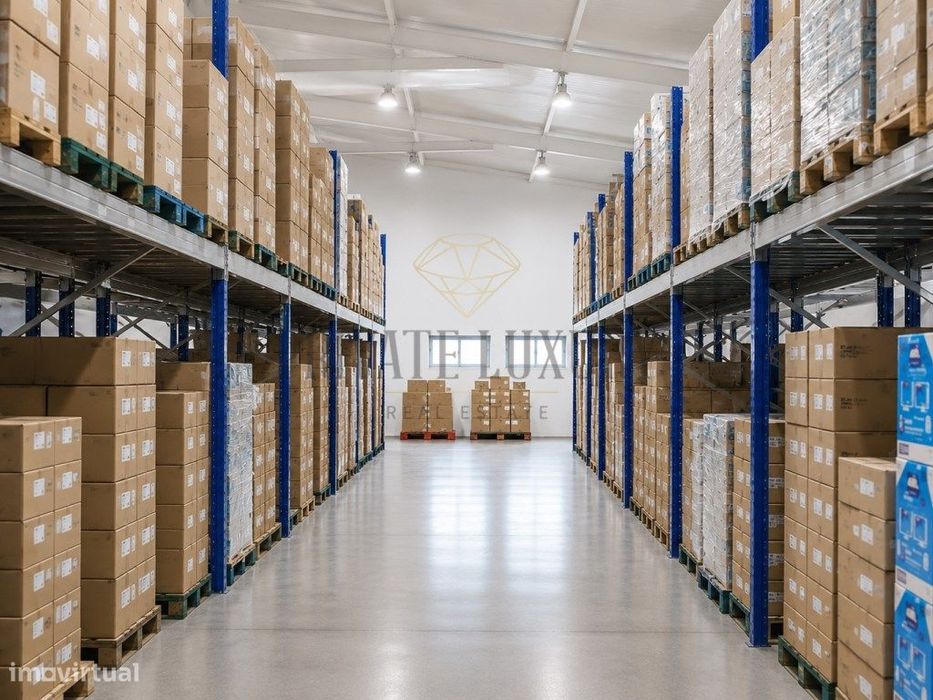 Armazém Renovado com 4.000 m² em Corroios