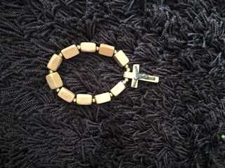 pulseira de madeira com cruz de jesus cristo