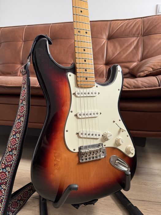 Fender Stratocaster Sunburst c/ Maple Neck