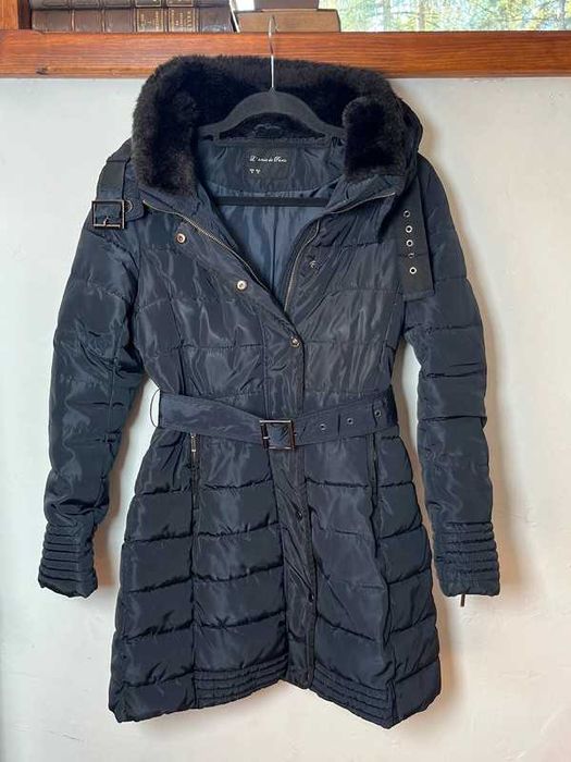 Damski płaszcz zimowy pikowany granatowy zasuwany na zamek 36/S