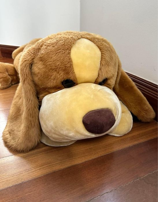 Cão de peluche gigante