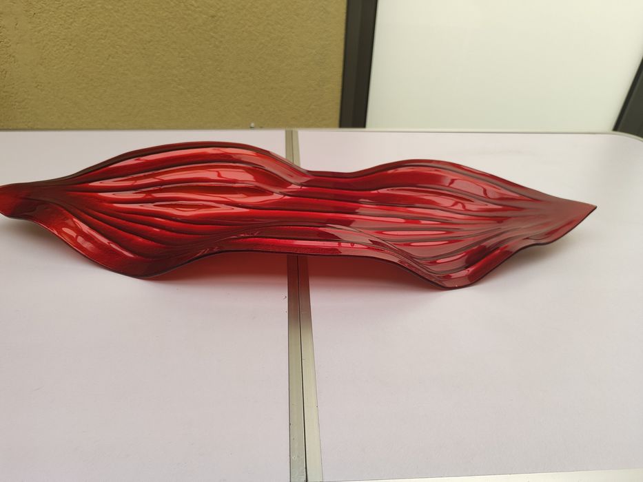 Peça decorativa em vidro cor vermelha