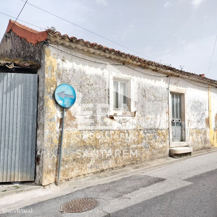 Moradia para recuperar em Alcanhões