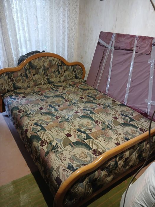 Кровать у спальню