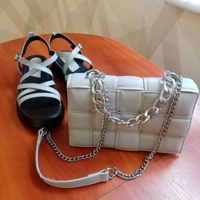 Сіренькі босоніжки