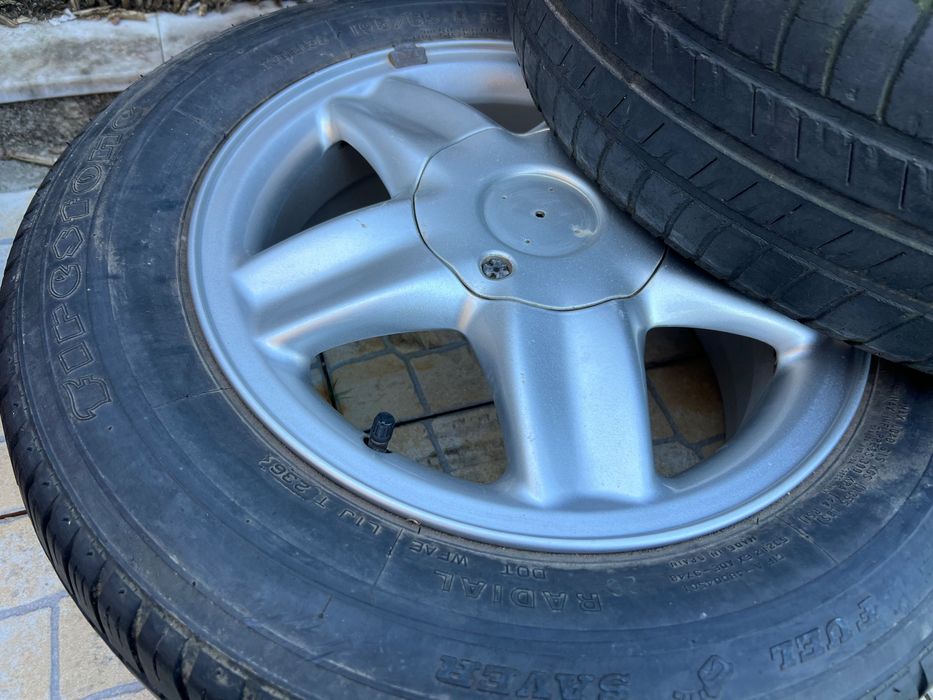 Jantes 15” com pneus 195/65R15 (4 furos)