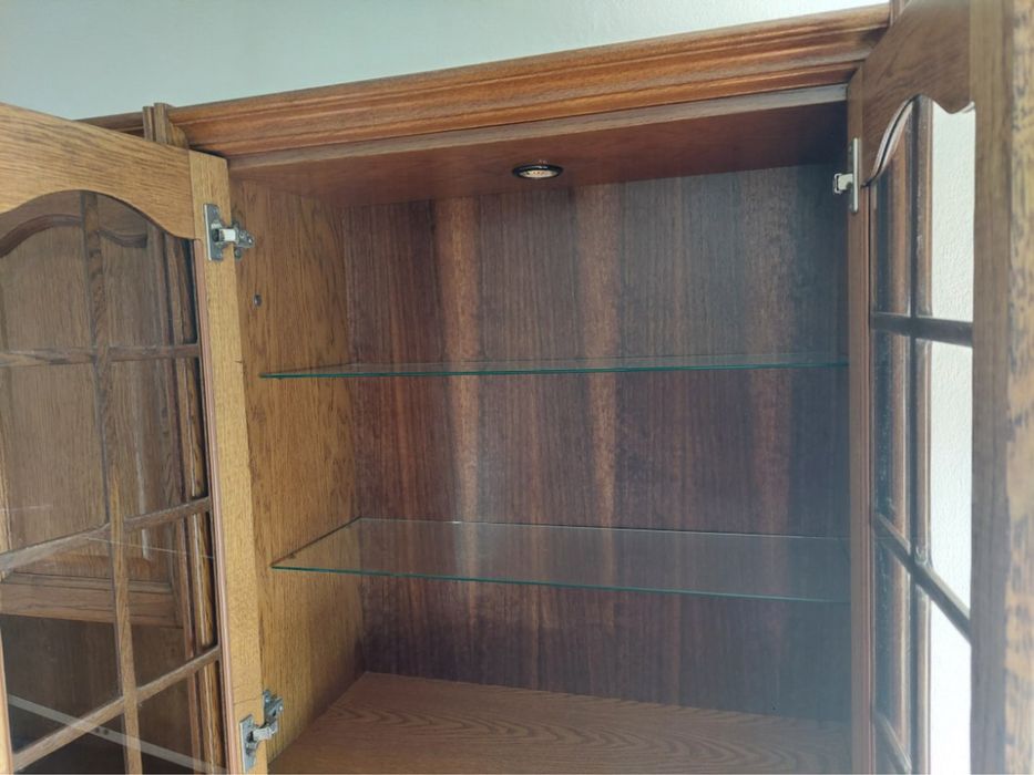 Armário de madeira – amplo, com portas de vidro e ótimo estado