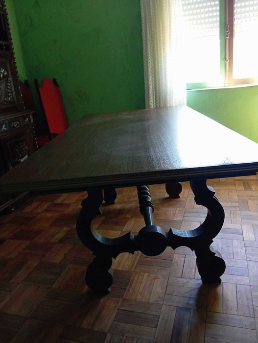 Móvel e mesa de sala antigos.