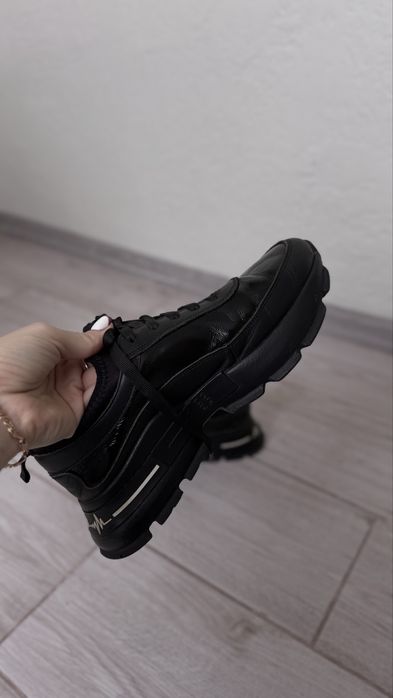 Шкіряні кросівки, в ідеальному стані