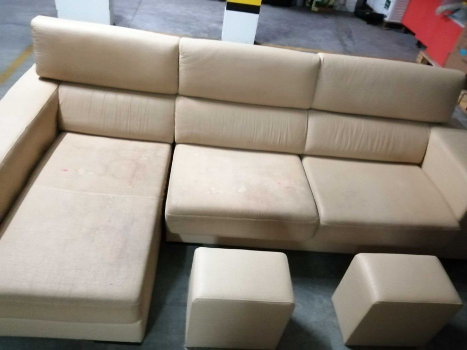 Sofá 3 lugares chaise long a direita c/ arrumo e 2 puffs