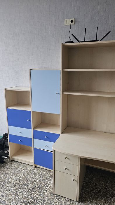 Стінка зі столом