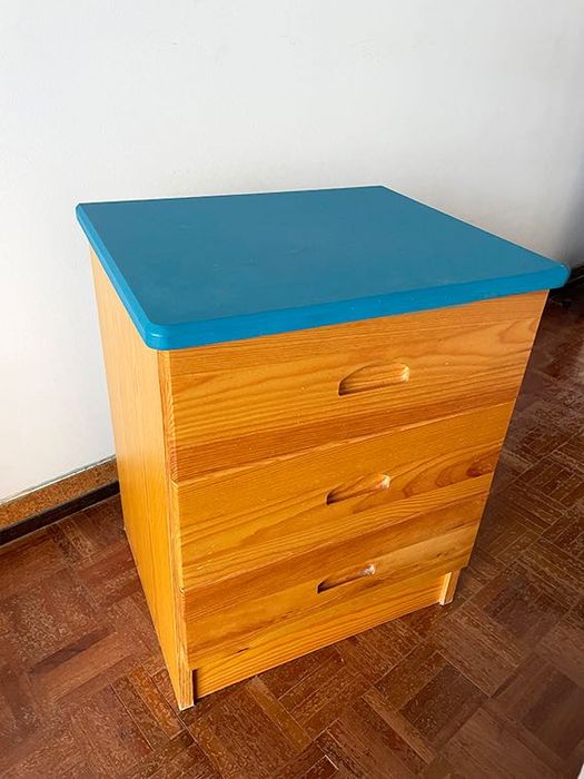 Mesa de cabeceira em pinho
