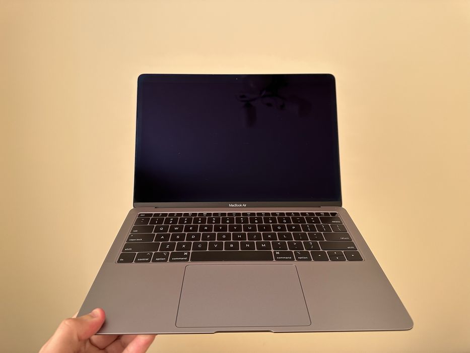 Продам MacBook Air 13” 2019p i5/8GB/128SSD