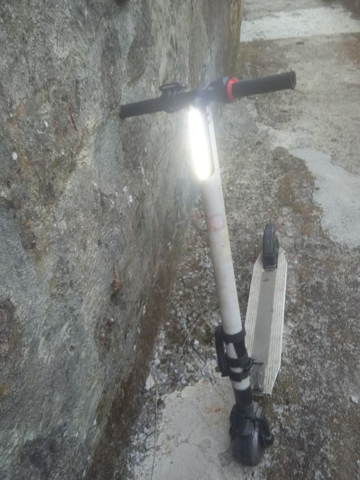 Trotinete elétrica com carregador para peças