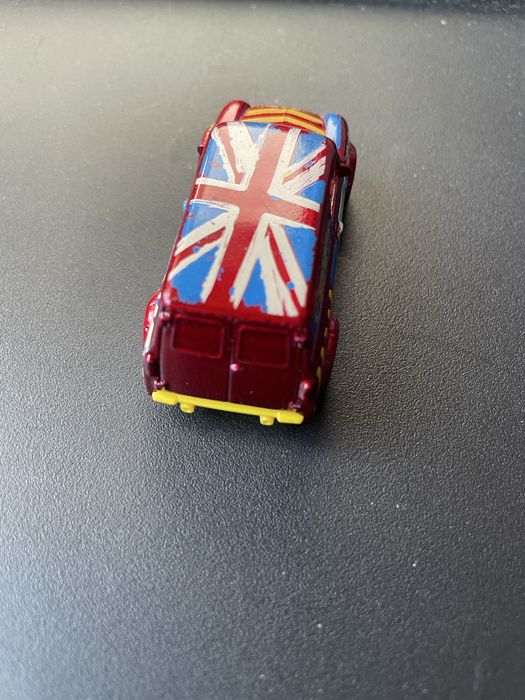 Miniatura Hotwheels Austin Mini de 2016