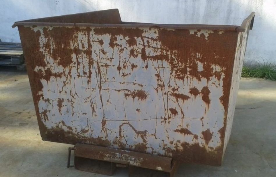 Recipiente basculante: 154 largura/185 comprimento/92 cm altura