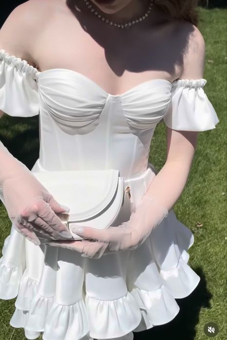 Біла корсетна сукня