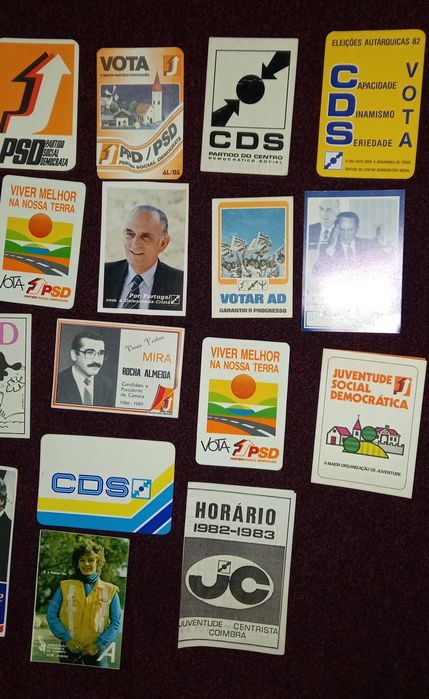 Vendo calendários antigos com propaganda política