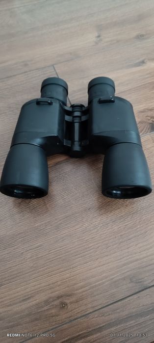 Бинокль в чехле.