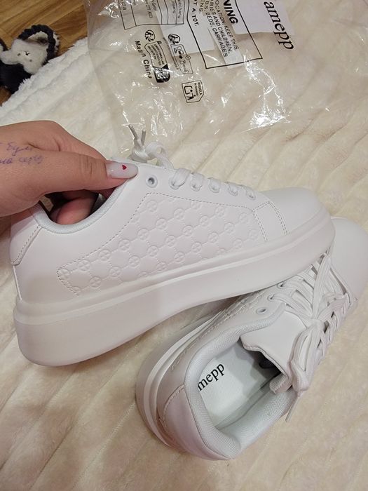 Нові жіночі кросівки