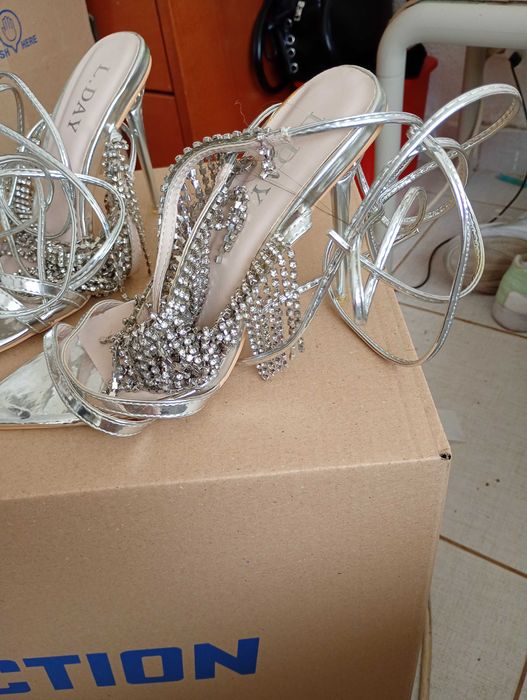 Sapatos de mulher praticamente novos