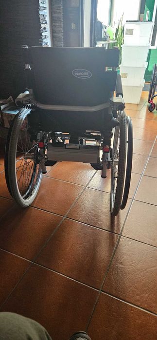 cadeira de rodas com elevação em estado novo