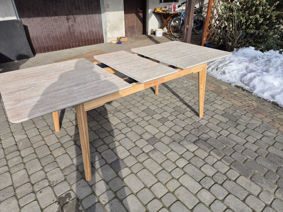 Nowoczesny stół z blatem ceramicznym