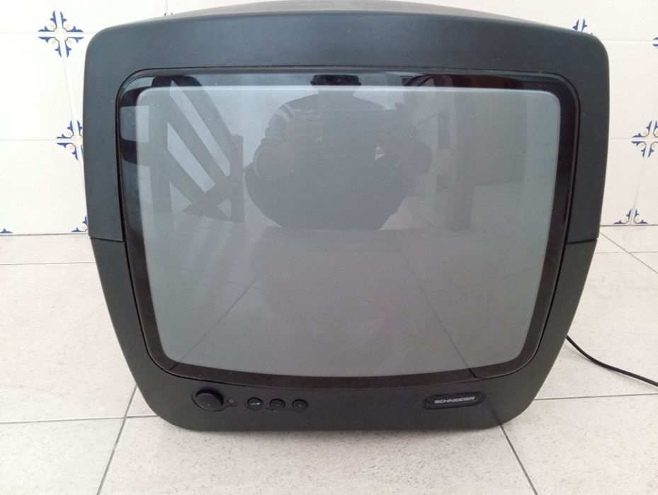 Televisão antiga. A funcionar bem
