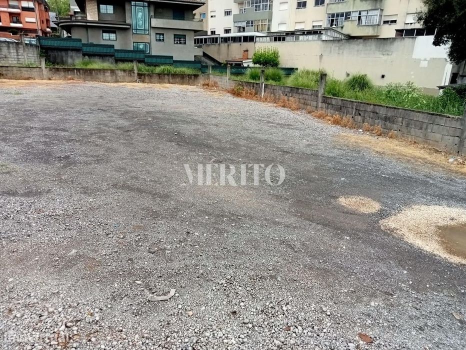 Parcela de terreno para construção com área de 295M2 junto ao centro d