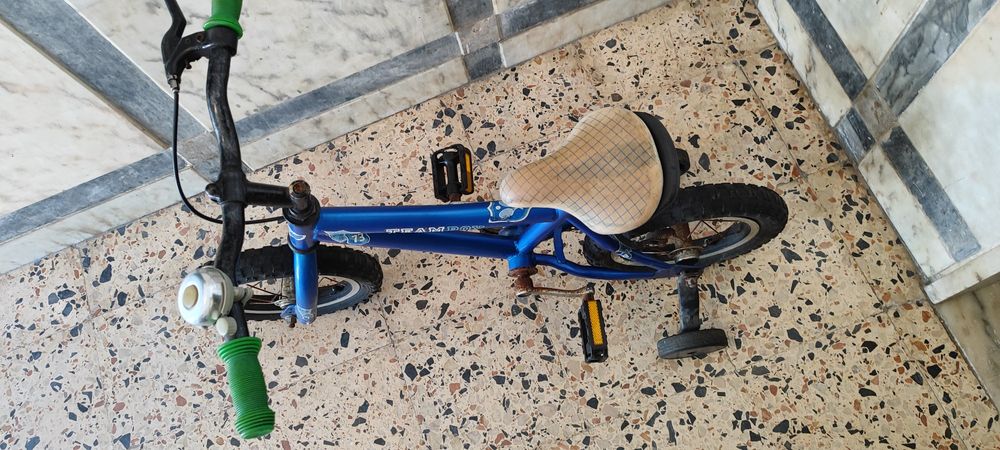 Bicicleta com rodinhas de criança