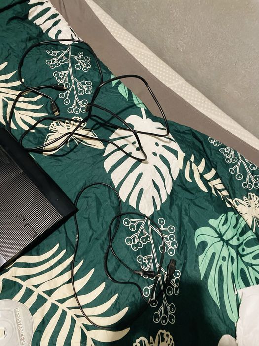 Ps3 slim z 2 padami calym okablowaniem +5 gier